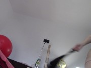 Amateur-Ehefrau hat Spaß daran, Kleider anzuprobieren und abzuschneiden. Amateur-Ehefrau tanzt nackt 5/16