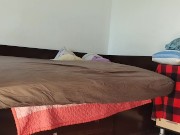 Une femme amateur s'amuse à essayer des vêtements et à les couper. Une femme amateur danse nue dans 1/16