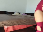 Une femme amateur s'amuse à essayer des vêtements et à les couper. Une femme amateur danse nue dans 14/16