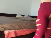 Une femme amateur s'amuse à essayer des vêtements et à les couper. Une femme amateur danse nue dans 2/16