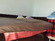 Une femme amateur s'amuse à essayer des vêtements et à les couper. Une femme amateur danse nue dans 7/16