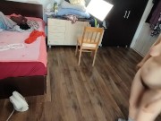 Moglie amatoriale si diverte a provare vestiti e a tagliarli. Moglie amatoriale balla nuda per casa. 14/16