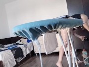 Amateur-Ehefrau erledigt nackt Hausarbeiten. 16/16