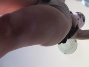 Esposa amadora faz tarefas domésticas nua. 2/16