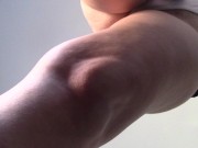 Esposa amadora faz tarefas domésticas nua. 8/16