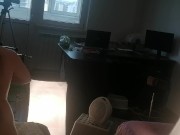 Amateur-Ehefrau hat Spaß daran, Kleider anzuprobieren und abzuschneiden. Amateur-Ehefrau tanzt nackt 12/16