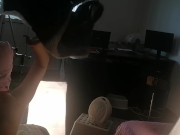 Amateur-Ehefrau hat Spaß daran, Kleider anzuprobieren und abzuschneiden. Amateur-Ehefrau tanzt nackt 13/16