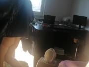 Amateur-Ehefrau hat Spaß daran, Kleider anzuprobieren und abzuschneiden. Amateur-Ehefrau tanzt nackt 5/16