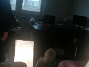 Amateur-Ehefrau hat Spaß daran, Kleider anzuprobieren und abzuschneiden. Amateur-Ehefrau tanzt nackt 6/16