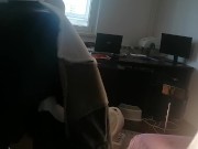 Amateur-Ehefrau hat Spaß daran, Kleider anzuprobieren und abzuschneiden. Amateur-Ehefrau tanzt nackt 9/16