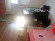 Une femme amateur s'amuse à essayer des vêtements et à les couper. Une femme amateur danse nue dans 10/16