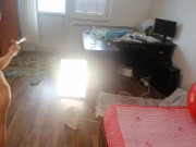 Une femme amateur s'amuse à essayer des vêtements et à les couper. Une femme amateur danse nue dans 14/16