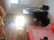 Une femme amateur s'amuse à essayer des vêtements et à les couper. Une femme amateur danse nue dans 15/16