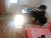 Une femme amateur s'amuse à essayer des vêtements et à les couper. Une femme amateur danse nue dans 16/16