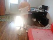 Une femme amateur s'amuse à essayer des vêtements et à les couper. Une femme amateur danse nue dans 3/16