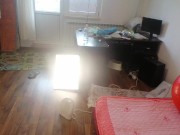 Une femme amateur s'amuse à essayer des vêtements et à les couper. Une femme amateur danse nue dans 6/16