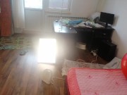 Une femme amateur s'amuse à essayer des vêtements et à les couper. Une femme amateur danse nue dans 7/16