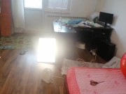 Une femme amateur s'amuse à essayer des vêtements et à les couper. Une femme amateur danse nue dans 9/16