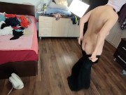 Amateur-Ehefrau hat Spaß daran, Kleider anzuprobieren und abzuschneiden. Amateur-Ehefrau tanzt nackt 15/16