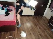 Amateur-Ehefrau hat Spaß daran, Kleider anzuprobieren und abzuschneiden. Amateur-Ehefrau tanzt nackt 2/16