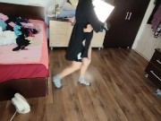 Amateur-Ehefrau hat Spaß daran, Kleider anzuprobieren und abzuschneiden. Amateur-Ehefrau tanzt nackt 3/16