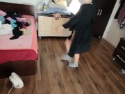 Amateur-Ehefrau hat Spaß daran, Kleider anzuprobieren und abzuschneiden. Amateur-Ehefrau tanzt nackt 4/16