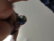 Sexy nackte Ehefrau bereitet Essen in der Küche zu. 1/16