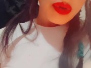 Humo. Labios rojos.