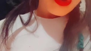 Humo. Labios rojos.