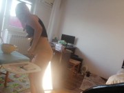 ne femme amatrice fait le ménage nue. Une milf à la chatte poilue, gros cul. 1/16