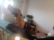 ne femme amatrice fait le ménage nue. Une milf à la chatte poilue, gros cul. 10/16