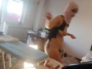 ne femme amatrice fait le ménage nue. Une milf à la chatte poilue, gros cul. 13/16