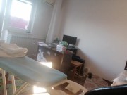 ne femme amatrice fait le ménage nue. Une milf à la chatte poilue, gros cul.