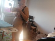 ne femme amatrice fait le ménage nue. Une milf à la chatte poilue, gros cul. 3/16