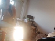 ne femme amatrice fait le ménage nue. Une milf à la chatte poilue, gros cul. 4/16