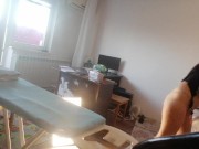 ne femme amatrice fait le ménage nue. Une milf à la chatte poilue, gros cul. 6/16