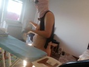 ne femme amatrice fait le ménage nue. Une milf à la chatte poilue, gros cul. 8/16