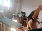 ne femme amatrice fait le ménage nue. Une milf à la chatte poilue, gros cul. 9/16