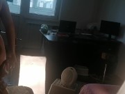 Une femme amatrice s'amuse à essayer des vêtements qu'elle coupe. 1/16