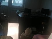 Une femme amatrice s'amuse à essayer des vêtements qu'elle coupe. 11/16