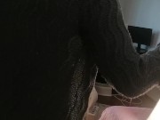 Une femme amatrice s'amuse à essayer des vêtements qu'elle coupe. 12/16