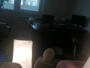 Une femme amatrice s'amuse à essayer des vêtements qu'elle coupe. 13/16