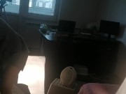 Une femme amatrice s'amuse à essayer des vêtements qu'elle coupe. 14/16