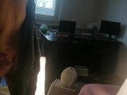 Une femme amatrice s'amuse à essayer des vêtements qu'elle coupe. 15/16