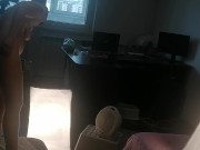 Une femme amatrice s'amuse à essayer des vêtements qu'elle coupe. 16/16