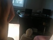 Une femme amatrice s'amuse à essayer des vêtements qu'elle coupe. 2/16