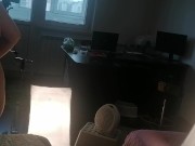 Une femme amatrice s'amuse à essayer des vêtements qu'elle coupe. 4/16