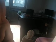 Une femme amatrice s'amuse à essayer des vêtements qu'elle coupe. 6/16