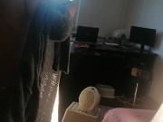 Une femme amatrice s'amuse à essayer des vêtements qu'elle coupe. 7/16