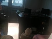 Une femme amatrice s'amuse à essayer des vêtements qu'elle coupe. 8/16